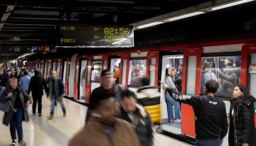 El teletrabajo y la flexibilidad laboral adelantan la hora punta de los transportes públicos de Barcelona