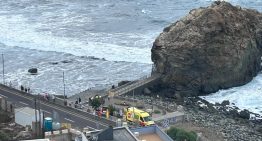 Dos fallecidos y 15 heridos tras caer al agua por golpes de mar en Tenerife