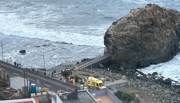 Dos fallecidos y 15 heridos tras caer al agua por golpes de mar en Tenerife