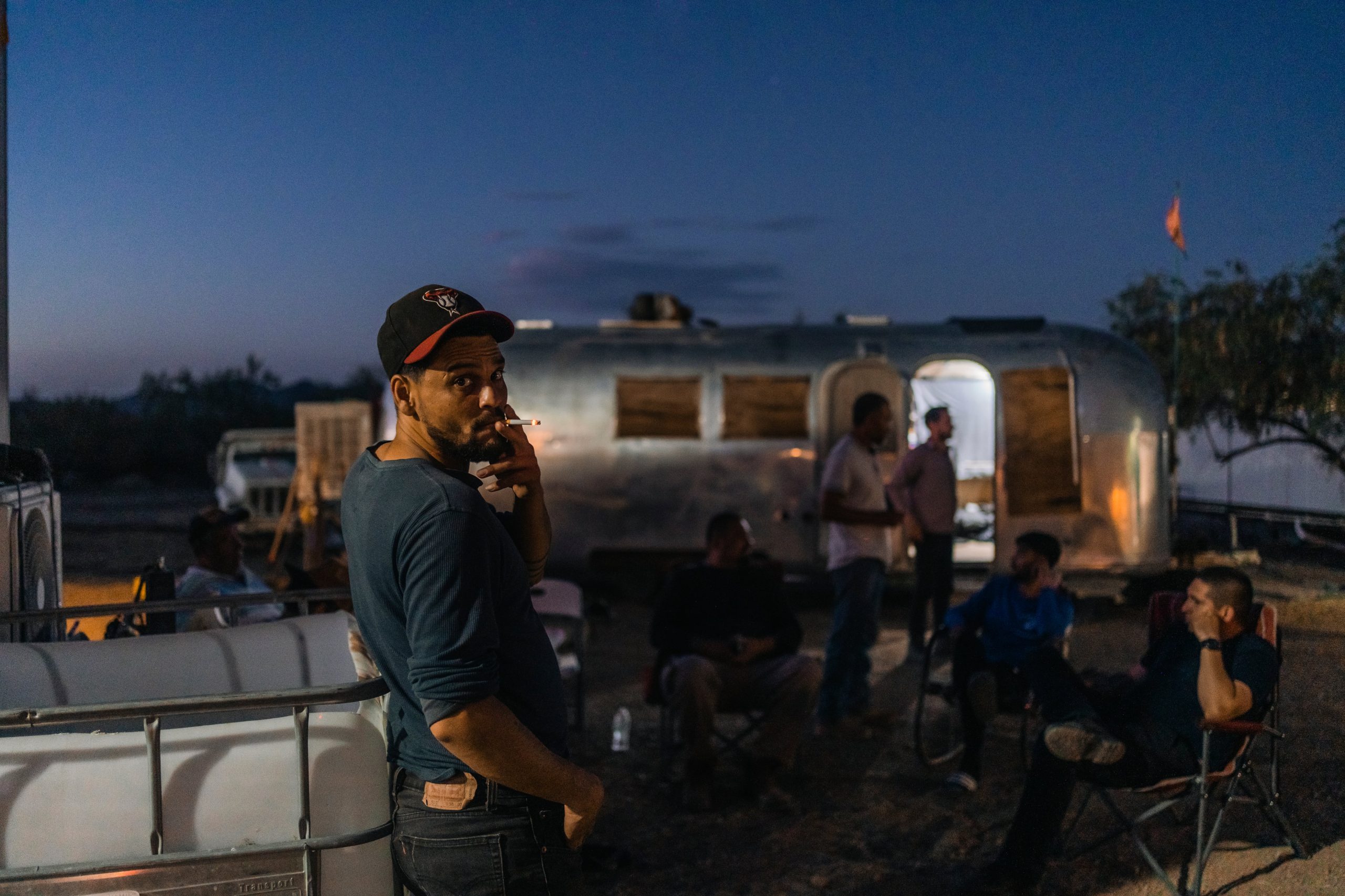 Los trabajadores hacen una pausa al final de la jornada en La Ciénega. Treinta trabajadores preparaban la mina para reanudar la producción.