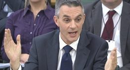 Dimite el director general de la BBC, Tim Davie, tras acusaciones de parcialidad en la emisión de un programa sobre Trump