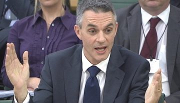 Dimite el director general de la BBC, Tim Davie, tras acusaciones de parcialidad en la emisión de un programa sobre Trump