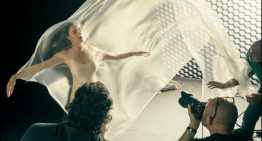 El calendario Pirelli 2026 se funde con los elementos naturales encarnados por mujeres maduras y poco convencionales