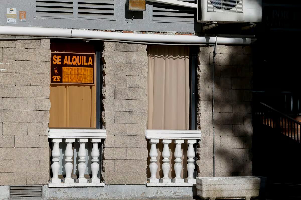 Vista de los carteles de alquiler en un piso de Madrid.