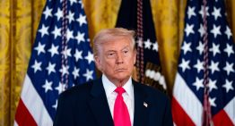 Trump firma sin testigos la ley para liberar los papeles de Epstein