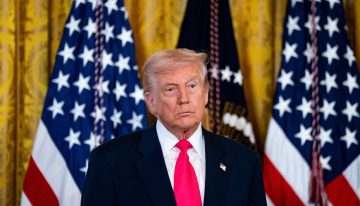 Trump firma sin testigos la ley para liberar los papeles de Epstein