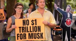 Los accionistas de Tesla acuerdan pagar un billón de dólares a Elon Musk para que dirija la compañía la próxima década