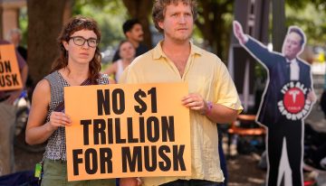 Los accionistas de Tesla acuerdan pagar un billón de dólares a Elon Musk para que dirija la compañía la próxima década