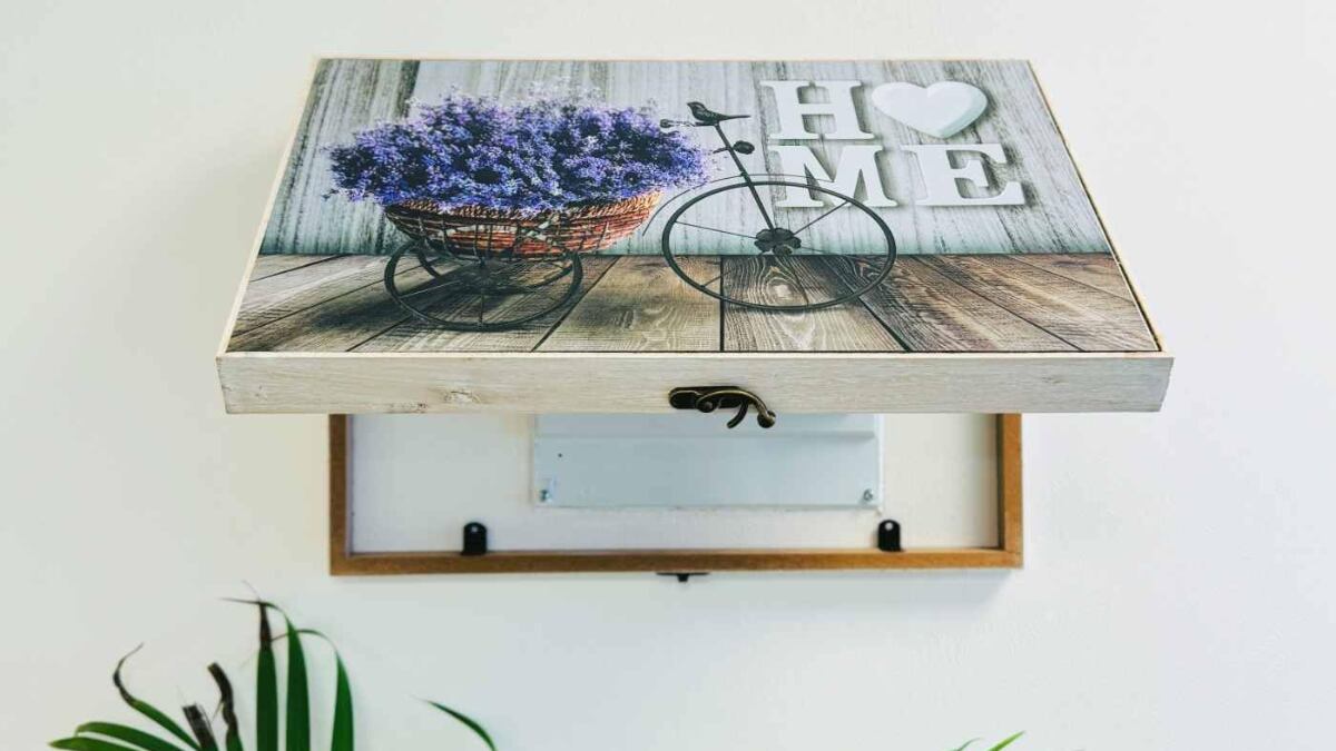 Este tipo de tapas para cubrir el contador de la luz son muy fáciles de abrir y cerrar.