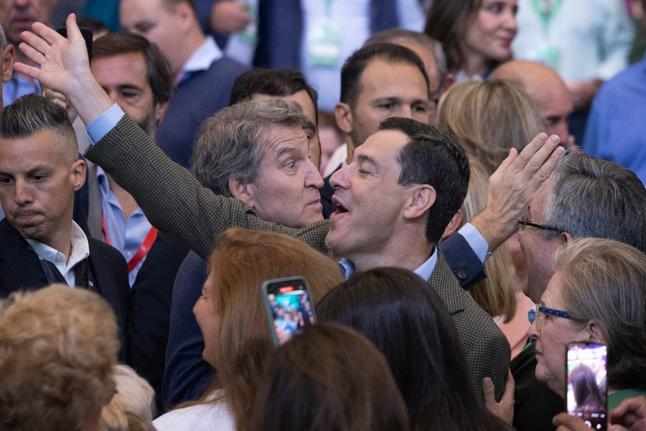 Juan Manuel Moreno, junto al líder del partido, Alberto Núñez Feijóo (izquierda), este domingo en Sevilla. 