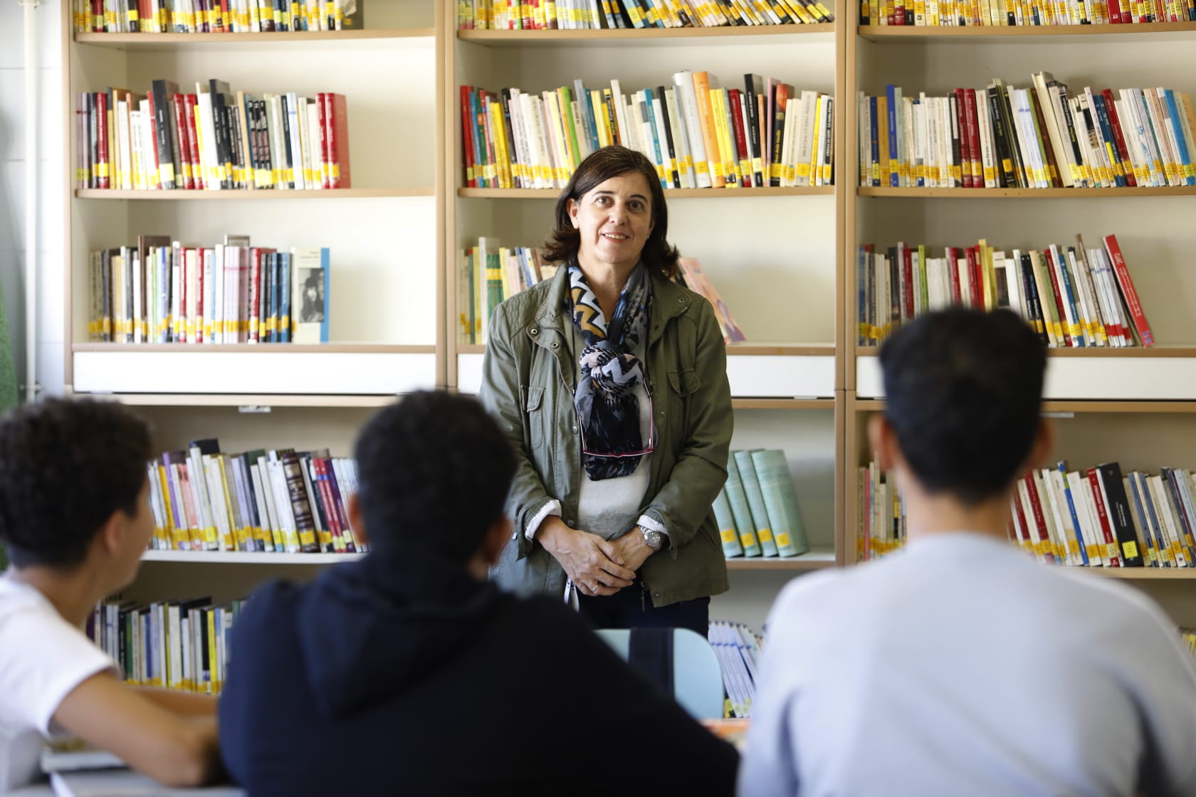 Mar Sierra, directora del instituto Virgen del Remedio de Alicante en la biblioteca del centro, este jueves.