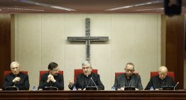 El jefe de los obispos evita nombrar a Zornoza en su plenaria anual y apela a la “presunción de inocencia”