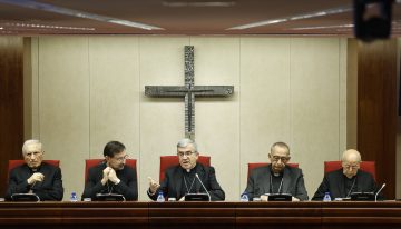 El jefe de los obispos evita nombrar a Zornoza en su plenaria anual y apela a la “presunción de inocencia”