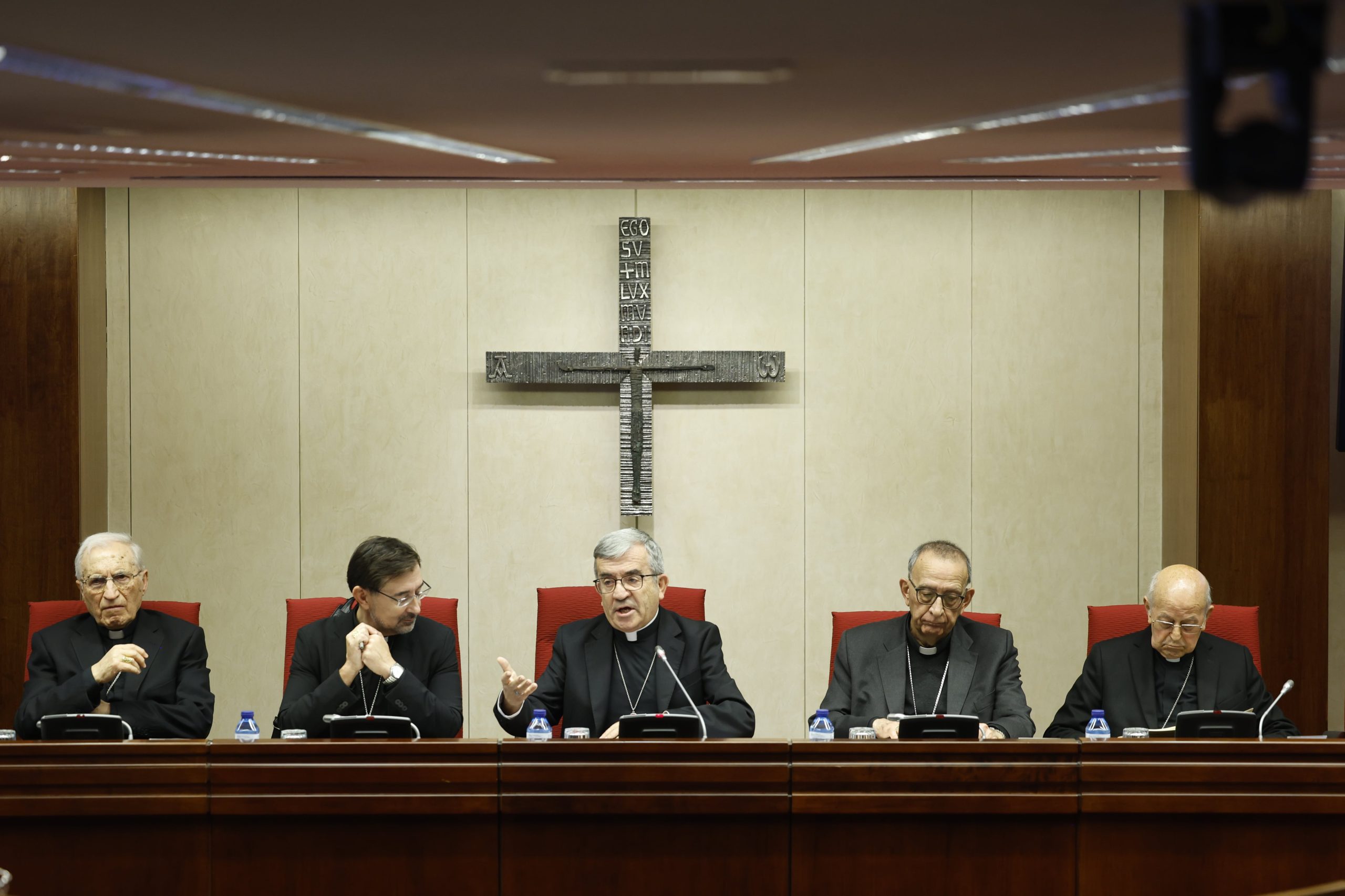 Luis Argüello, presidente de los obispos españoles, en el centro, antes del discurso inaugural de la plenaria. 