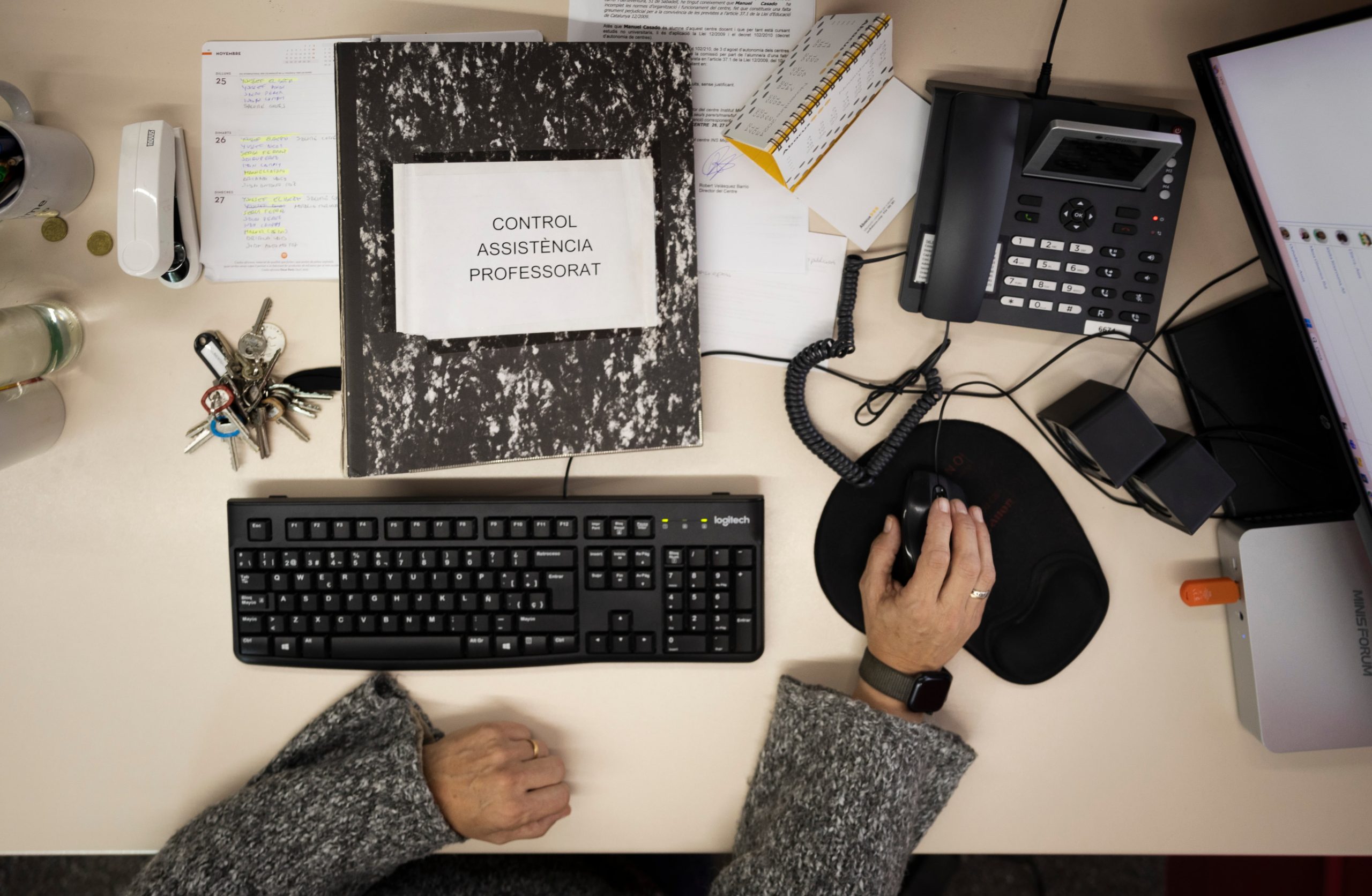 Tareas burocráticas del equipo directivo, en un instituto de Sabadell. / Gianluca Battista