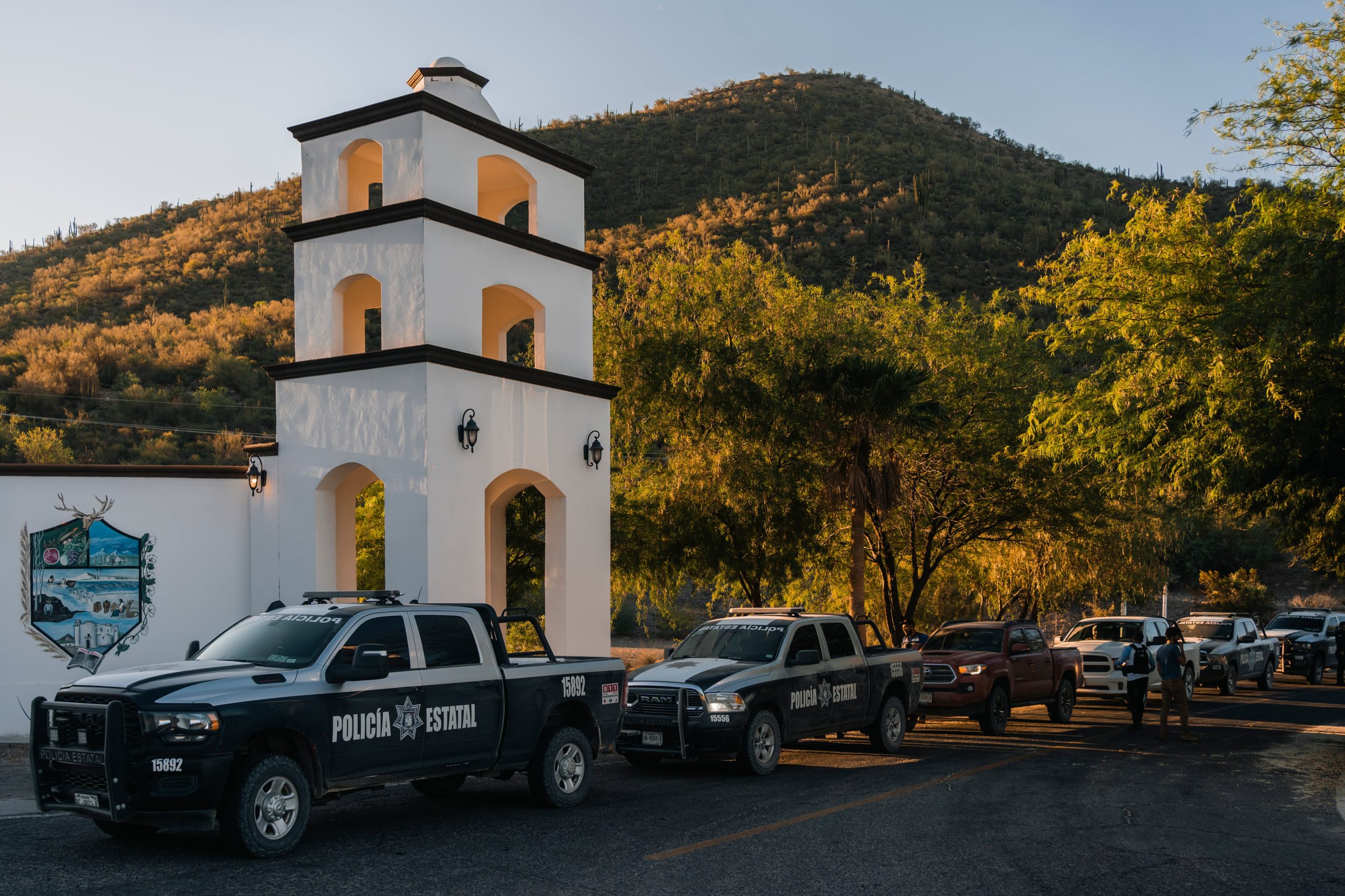 Un convoy de vehículos de la policía estatal se detiene a la entrada de Pitiquito, uno de los pueblos del desierto entre La Ciénega y Hermosillo.