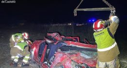 Dos fallecidos y tres heridos tras caer un coche por un barranco en Castellón