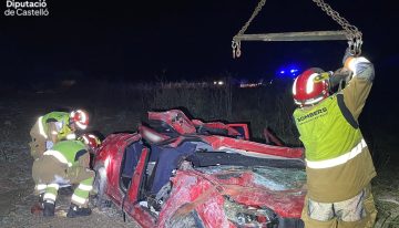 Dos fallecidos y tres heridos tras caer un coche por un barranco en Castellón