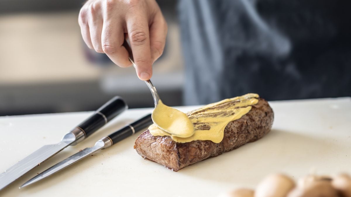 Descongela y corta los alimentos o afila tus cuchillos en esta tabla de cocina multiusos.