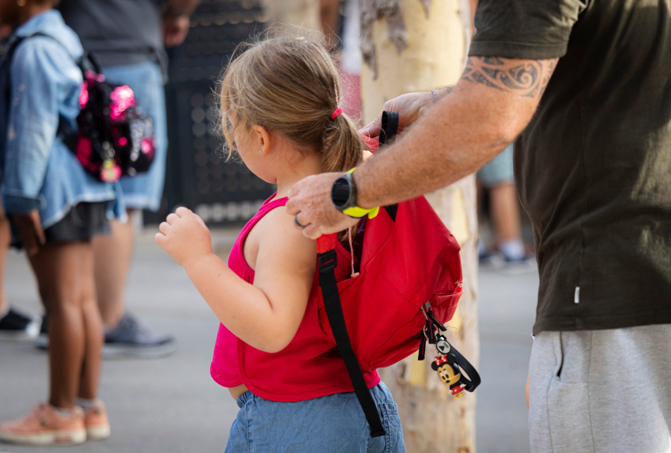 Un padre con su hija en el arranque del curso escolar en Cataluña, el pasado mes de septiembre.