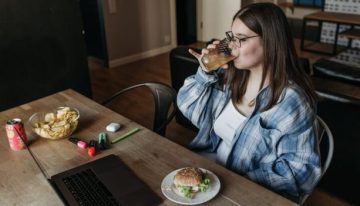 Hambre emocional, cuando comer sirve para regular lo que sentimos: «Pensaba que llenando el estómago, llenaba mi vacío»