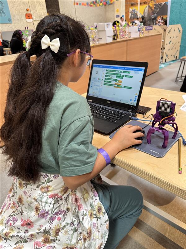 CDATA[
La participación de las mujeres en áreas STEM (ciencia, tecnología, ingeniería y matemáticas) es limitada en México . De acuerdo con el Instituto Mexicano para la Competitividad (Imco), solo tres de cada 10 profesionistas en estos campos son mujeres. Las brechas empiezan desde la infancia, y se profundizan más adelante por la poca diversificación de elección de carrera de las mujeres. Según un Informe PISA, citado por la Unicef, a los 15 años el 28% de los niños quiere estudiar ciencias o ingenierías, frente a tan sólo el 9% de las niñas mexicanas. Bajo este contexto, el Papalote Museo del Niño y Kyndryl México, una empresa de servicios de infraestructura tecnológica, impulsan la iniciativa “Conectadas”, un programa de educación que busca acercar a niñas y adolescentes a carreras STEM desde edades tempranas.
Brechas de las mujeres en el mercado STEM
![