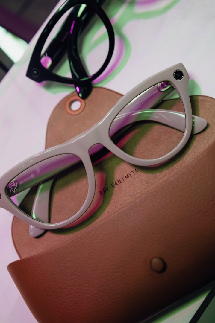 CDATA[
Julio de 2010 fue el parteaguas, cuando la imagen de un perro capturada en las calles mexicanas fue publicada en Instagram bajo el nombre de “Test”. Este fue el primer paso de una aplicación que hoy es una de las redes sociales más utilizadas en el mundo. Adquirida por Meta (Facebook) en 2012, 15 años después cuenta con 3,000 millones de usuarios activos mensuales y se ha convertido en una plataforma multimedia, incluso con funciones avanzadas de e-commerce para creadores de contenido y empresas.
![