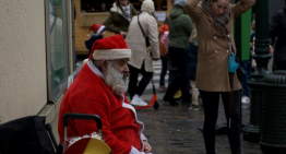 La Navidad se ha convertido en el gran negocio de la felicidad, y eso convierte la tristeza en algo revolucionario