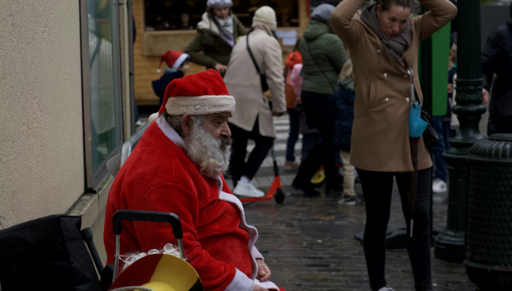 La Navidad se ha convertido en el gran negocio de la felicidad, y eso convierte la tristeza en algo revolucionario