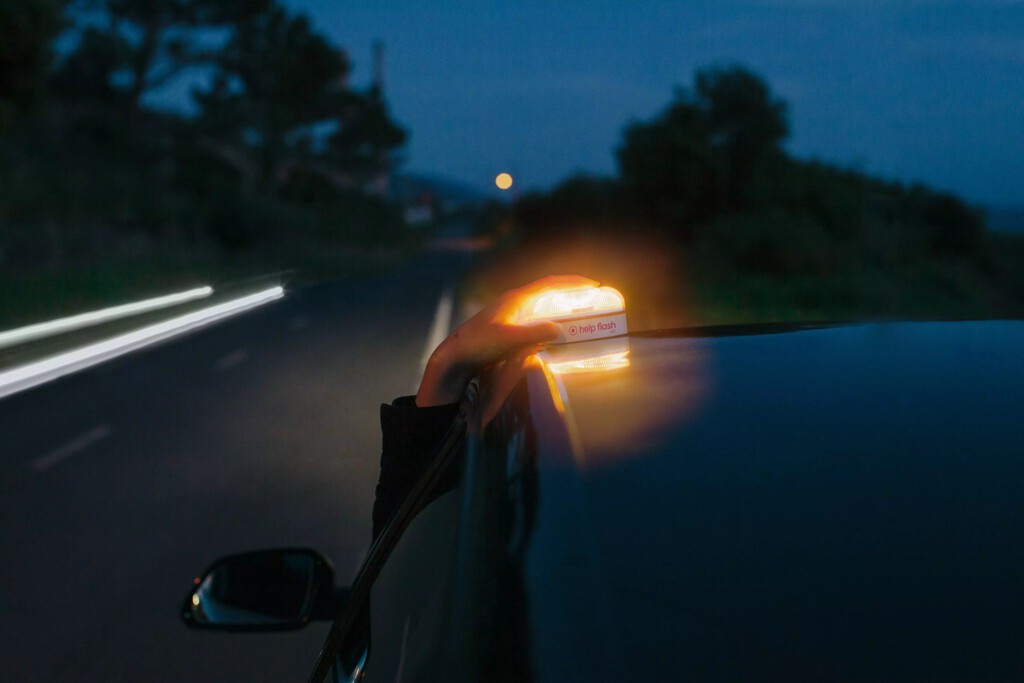 Las V16 querían sustituir al triángulo y reducir riesgos. Han terminado demostrando que también pueden crearlos