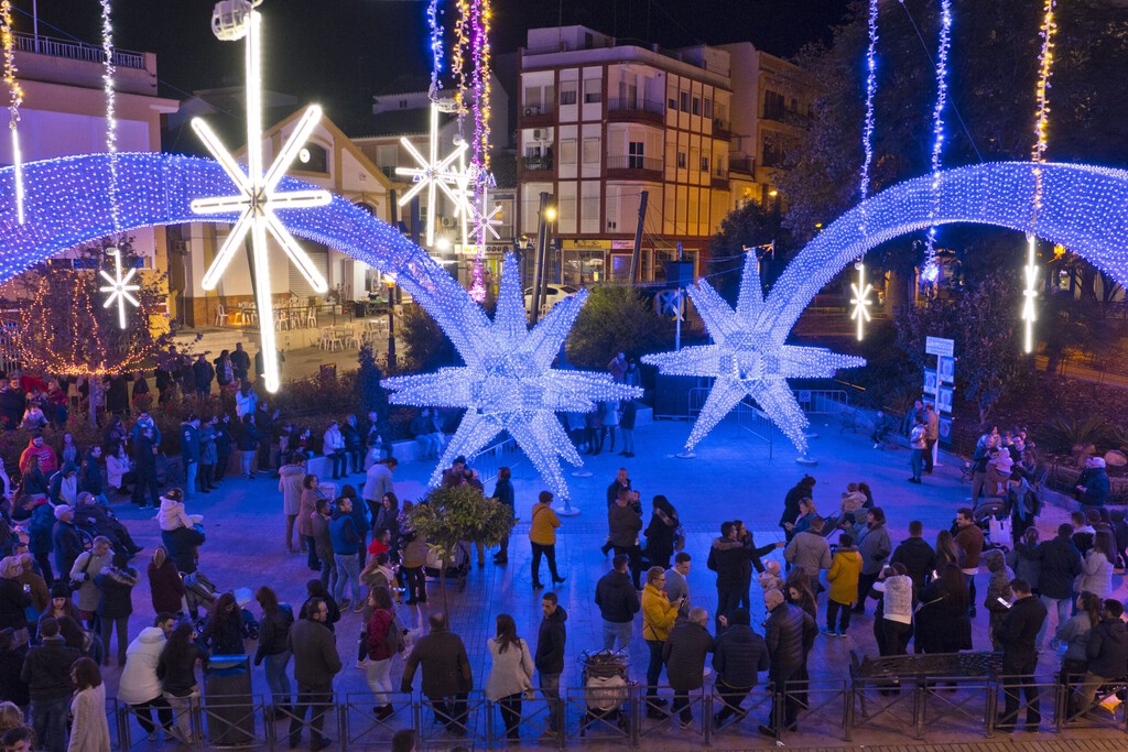 Las luces de Navidad comienzan en un pueblo de Andalucía que las vende al resto del planeta: Puente Genil