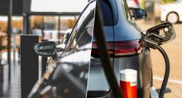 Las ayudas a la compra de coches eléctricos ante un nuevo incendio: los concesionarios dudan a 20 días de su aplicación