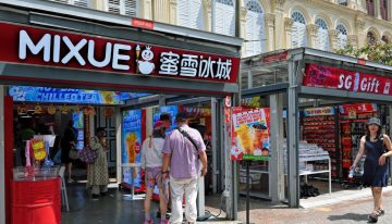 Hace 30 años un joven chino montó un puesto de helados. Ahora lidera un emporiocon más tiendas que McDonald's