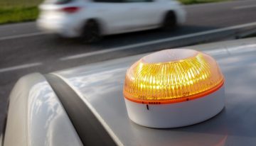 Las balizas V-16 corren el riesgo de quedarse sin conectividad si su fabricante quiebra. Tranquilo, hay una solución