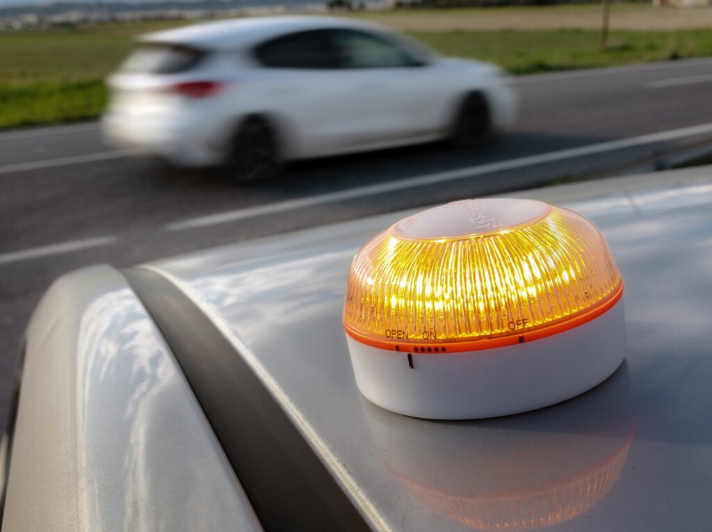 Las balizas V-16 corren el riesgo de quedarse sin conectividad si su fabricante quiebra. Tranquilo, hay una solución