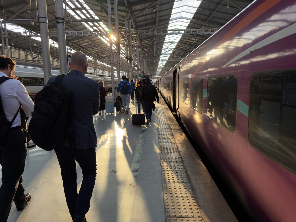 Renfe está obligada a indemnizar por retrasos de más de 15 minutos a partir del 1 de enero. El Gobierno quiere impedirlo 
