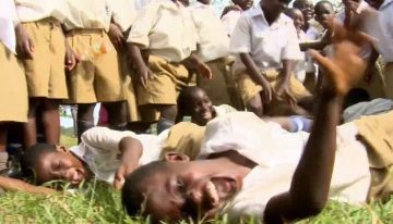 En 1962 un remoto pueblo de Tanzania sufrió una epidemia de risas. A día de hoy todavía no hemos logrado curarla