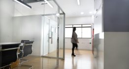 Tras el fiasco de la reducción de jornada laboral, al Gobierno solo le ha quedado una vía: que los funcionarios trabajen menos