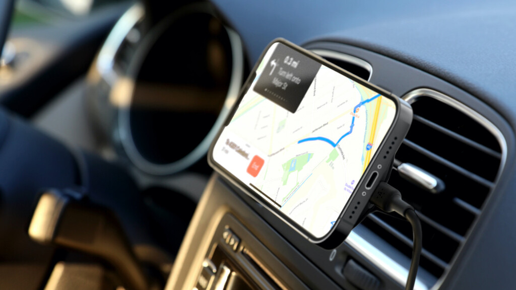 Funciona con casi cualquier iPhone y es muy útil para el coche: este cargador funciona como soporte y viene con cable 