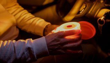 A partir del 1 de enero tienes que llevar una baliza V16 en el coche. Todas estas están homologadas y te llegarán a tiempo