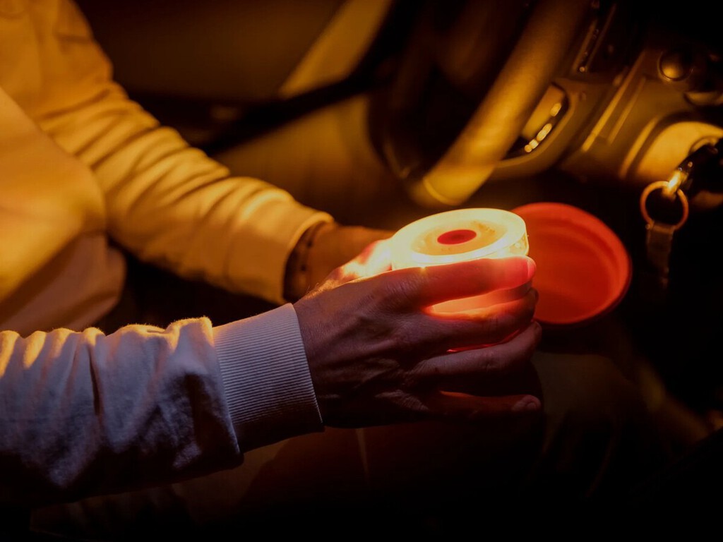 A partir del 1 de enero tienes que llevar una baliza V16 en el coche. Todas estas están homologadas y te llegarán a tiempo 