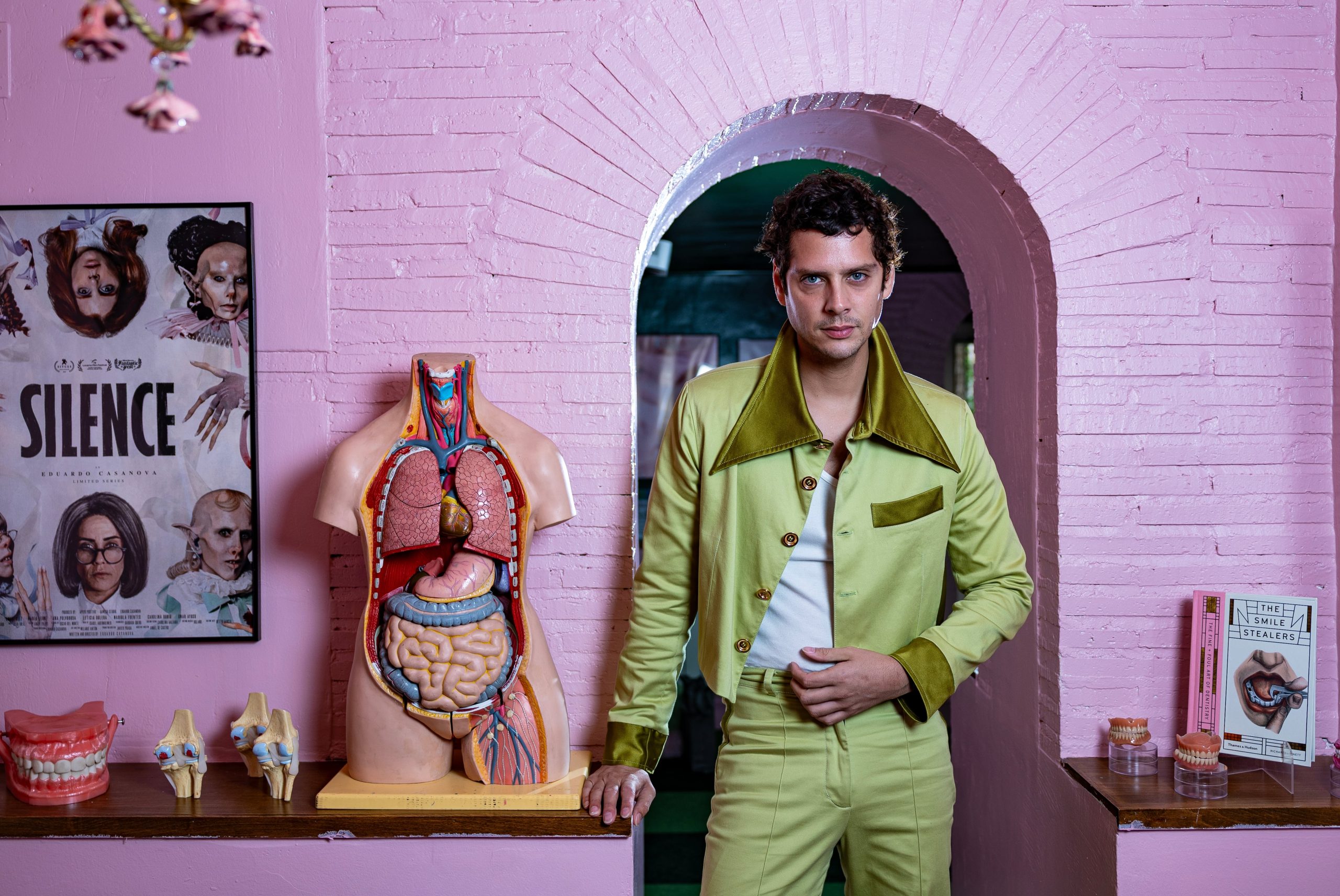 El actor y director Eduardo Casanova, en su casa de Madrid, el 21 de noviembre.