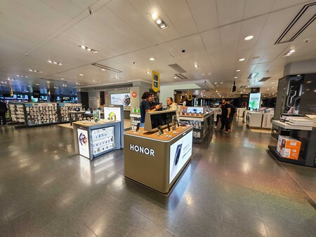 Stand de HONOR en uno de los El Corte Inglés de Córdoba, justo allado de Samsung, Google, Xiaomi y Apple | Imagen: Xataka