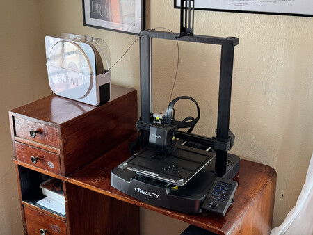 Mi vetusta Creality Ender 3 V3 SE, la primera impresora 3D que tuve | Imagen: Xataka