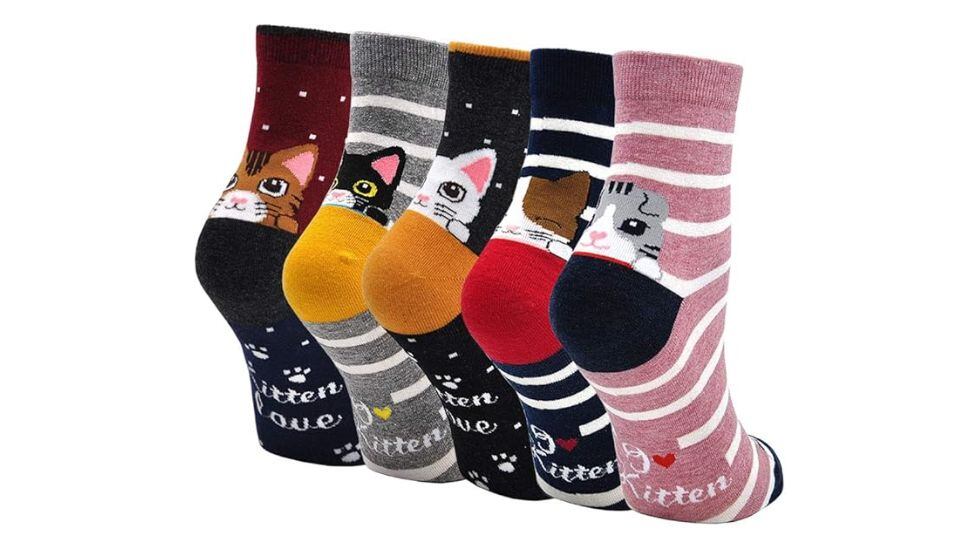 Cinco calcetines de gatitos.
