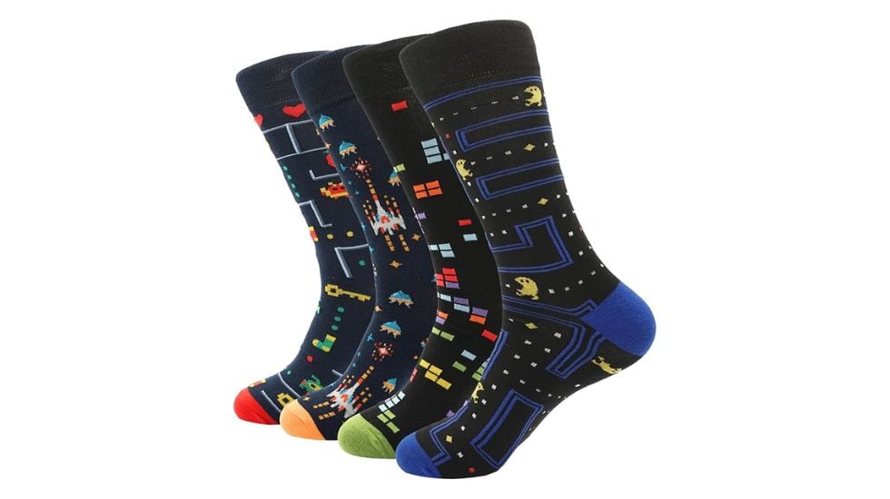 Cuatro calcetines con estampado de videojuegos.