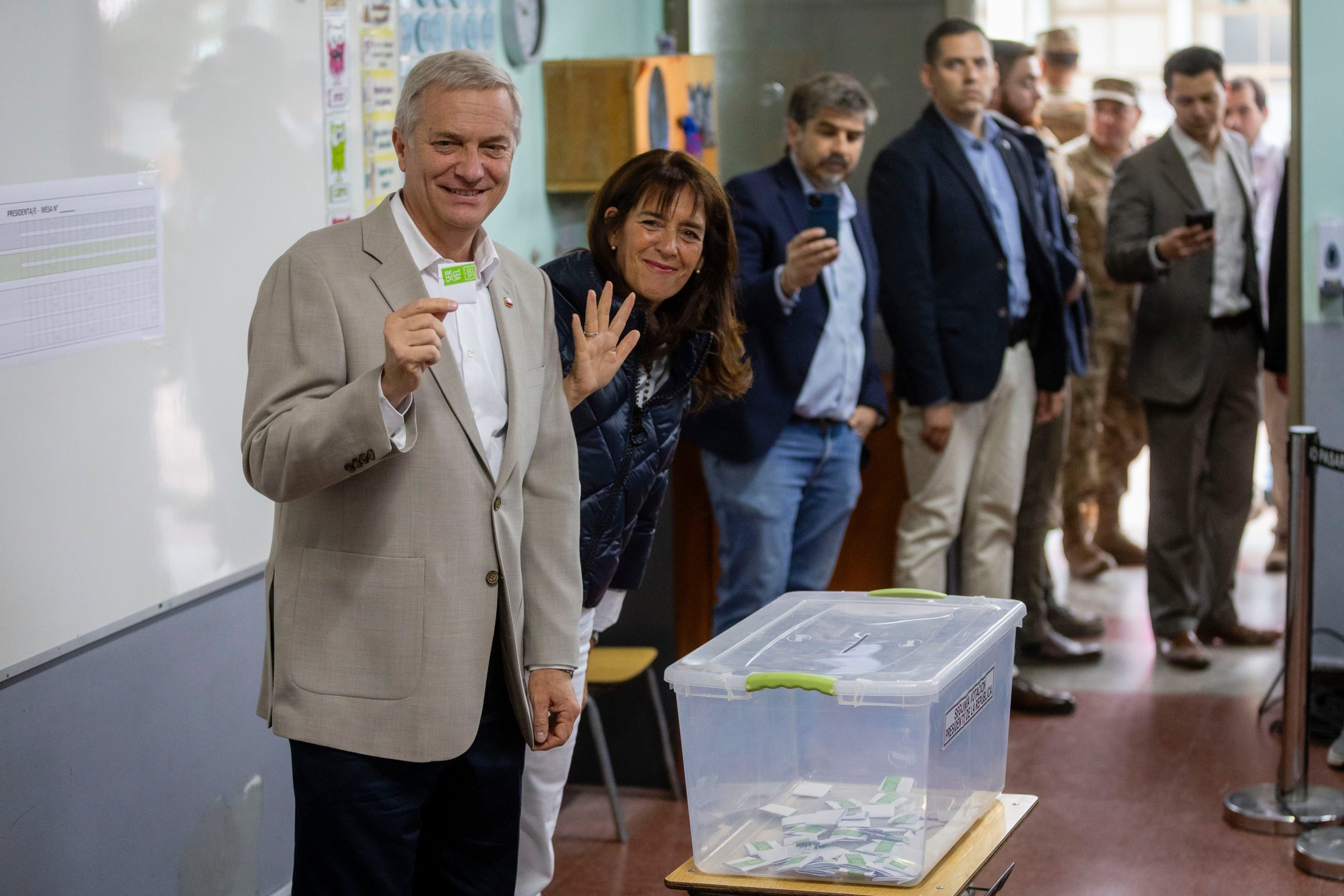 José Antonio Kast acompañado de su esposa Pía Adriasola, emite su voto en el Colegio María Ana Mogas, en Paine, este domingo.