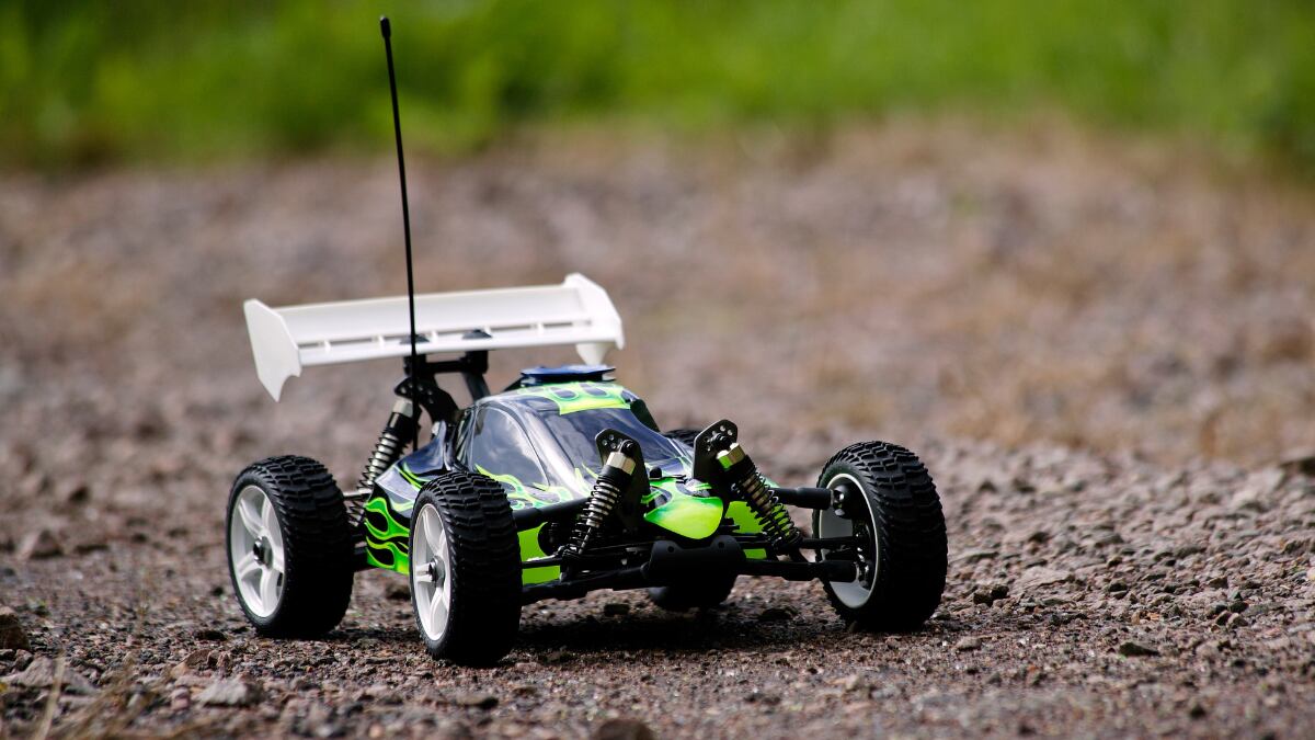 Un coche teledirigido garantiza diversión en niños y adultos.