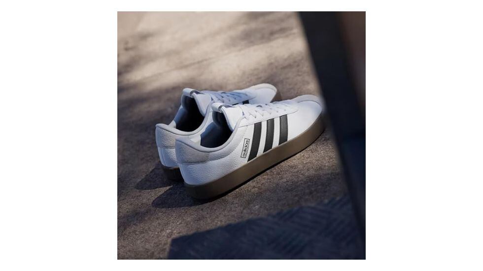 Diseño minimalista con las tres rayas icónicas de Adidas.