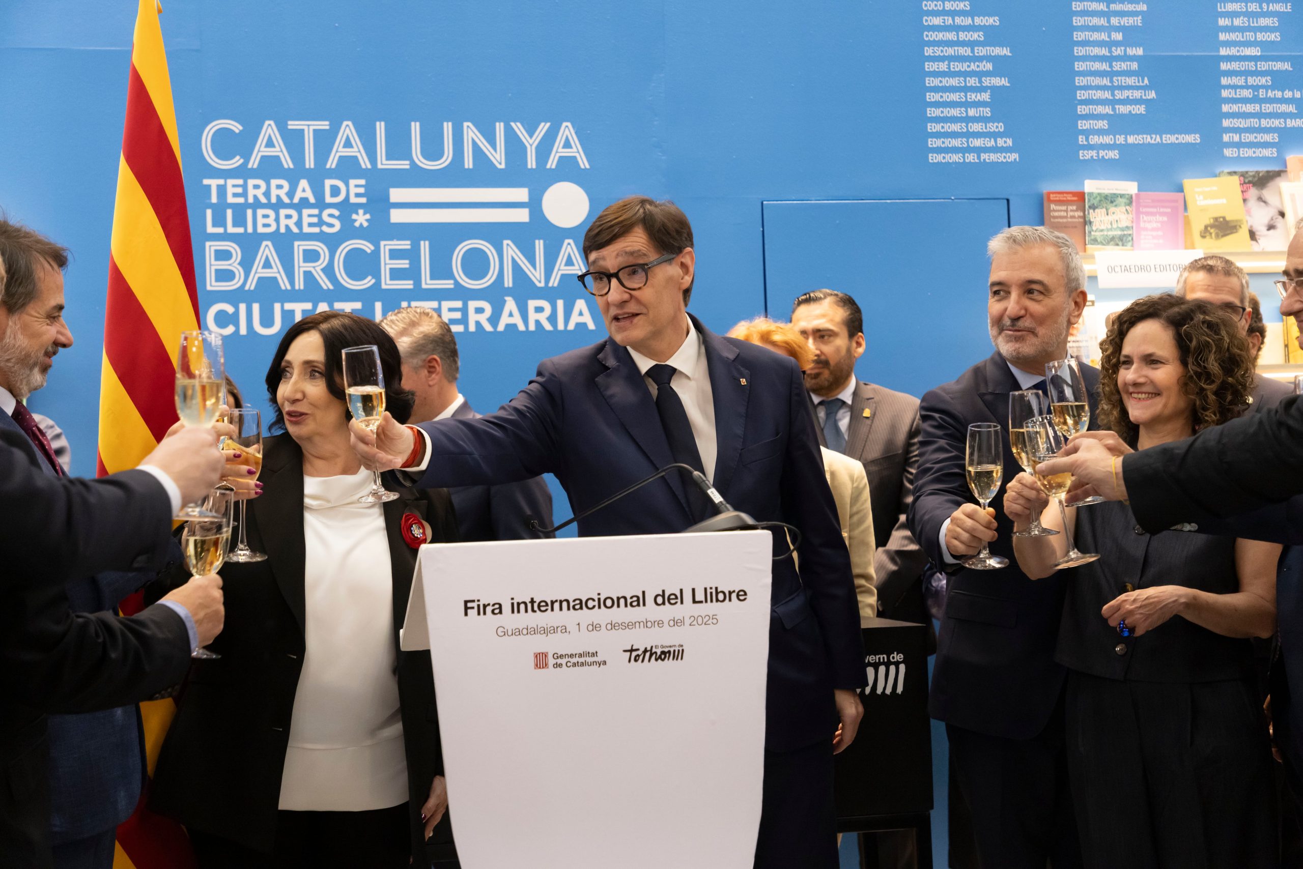 El presidente de la Generalitat de Cataluña, Salvador Illa, inaugura el stand de Cataluña en la Feria del Libro de Guadalajara, el 1 de diciembre de 2025.